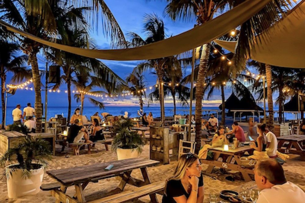 Zest Beach cafe-restaurant op het Jan Thiel strand - Curacao Vakantiehuizen