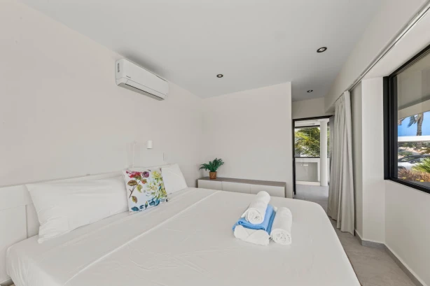 06- Villa Blue Cliff; Luxe vakantievilla huren Blue Bay Curaçao voor 2-8 personen Curacao Vakantiehuizen